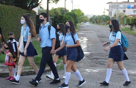 Bailando en el Colegio: Nuevos Uniformes Escolares 